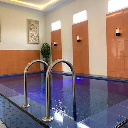 Kayz Villa Batu Dengan Kolam Renang Pribadi Extérieur photo