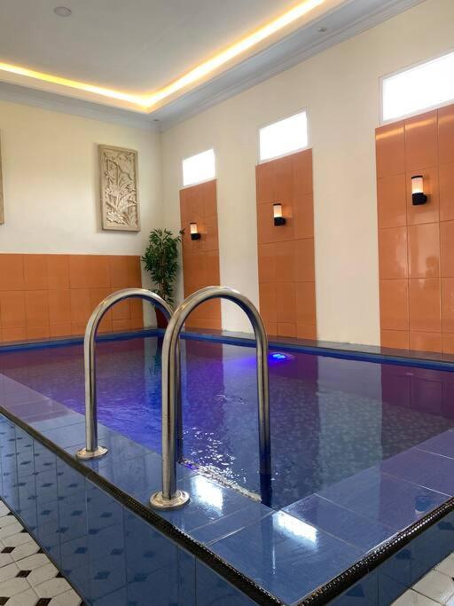 Kayz Villa Batu Dengan Kolam Renang Pribadi Extérieur photo
